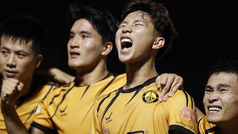 Simone Inzaghi celebrating with his Inter Milan players after beating Barcelona.